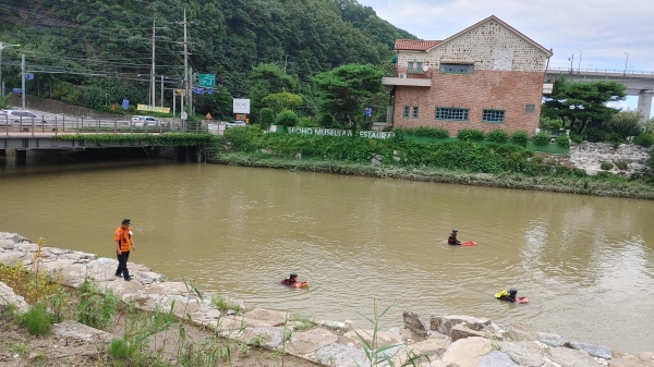 북한강변 수중 수색작업을 펼치고 있는 소방 당국